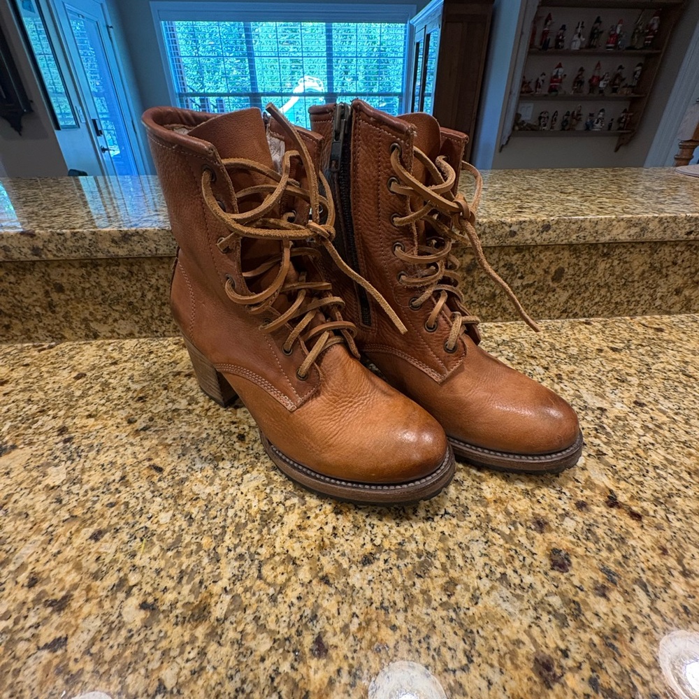 FREEBIRD Cavalier Tan Leather Side Zip Lace Up Boots Sz 10 Block Heels - Picture 2 of 9
